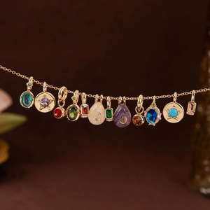 Vue détaillée d'un collier plaqué or 18 carats orné de treize pendentifs en pierres colorées