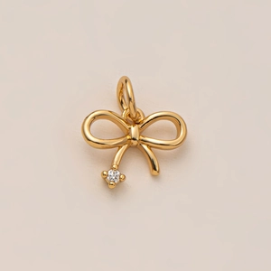 Détail macro du pendentif nœud plaqué or 18 carats avec zircon brillant et poli
