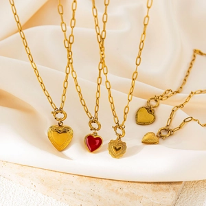 Colección de collares de clip dorados con varios colgantes de corazón en esmalte rojo