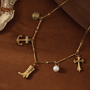 Collier doré avec pendentifs soleil, ancre, botte, perle et croix pour look d'été