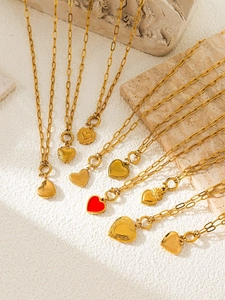 Colgantes de corazón dorado en cadenas de clip con detalle de esmalte rojo en piedra