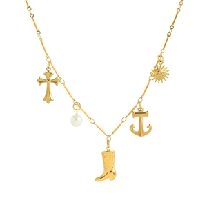 Collier doré avec pendentifs ancre, croix, perle et soleil sur fond blanc épuré