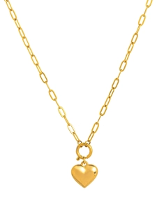 Detalle del collar de eslabones dorados con colgante de corazón pulido en fondo blanco