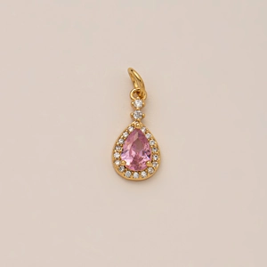 Détail d'un pendentif poire plaqué or 18K avec pierre rose et halo de zirconiums