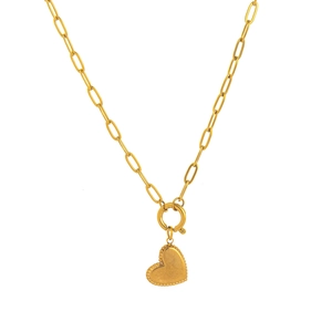 Detalle de un colgante de corazón vintage dorado con cadena de clip y cierre redondo