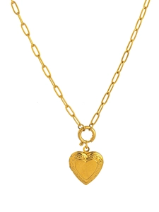 Primer plano del collar de cadena de clip dorado con un colgante de relicario de corazón