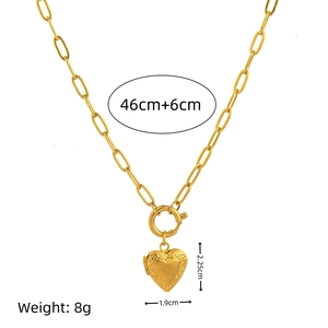 Collar de relicario de corazón de acero dorado con relieve floral vintage y cadena gruesa