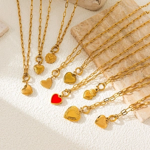 Collar de corazón de acero dorado con esmalte rojo y cierre de palanca estilo vintage