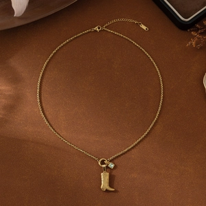 Collana in acciaio inossidabile placcato oro 18K con ciondolo a stivale e zircone blu
