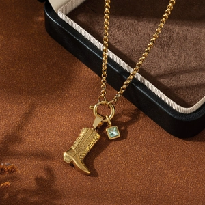 Collana con Pendente a Forma di Stivale da Cowboy in Acciaio Inossidabile Placcato Oro 18K Retro con Strass Verde Chiaro