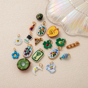 Lot de breloques en émail colorées formes marguerite pizza et ordi pour bijoux DIY