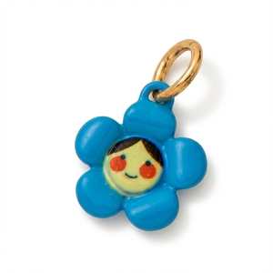 Détail d'un pendentif fleur en émail bleu avec visage souriant et anneau doré poli