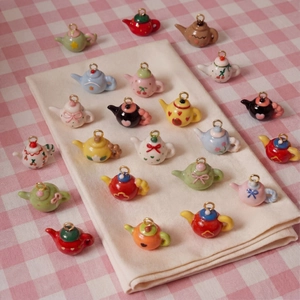 Bunte Mini-Teekannen-Anhänger aus Edelstahl mit niedlichen Mustern für DIY-Schmuck