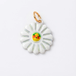 Vue détaillée du pendentif marguerite en émail fait main avec anneau doré et visage souriant