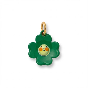 Détail d'un pendentif trèfle à quatre feuilles vert avec un visage mignon en laiton doré