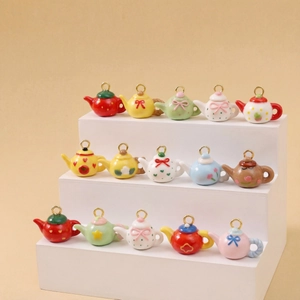 Miniatur Teekannen Anhänger aus Keramik mit goldenen Ringen für DIY Schmuckdesign