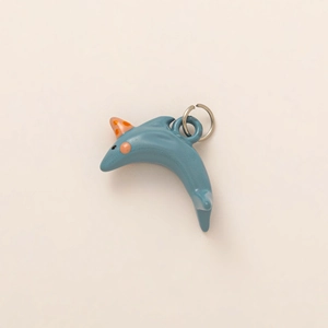 Keramik-Delphin-Anhänger in Morandi-Blau mit orangen Punkten und silbernem Metallring