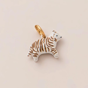 Colgante de tigre detallado en esmalte blanco con detalles dorados y aro para joyería DIY