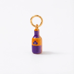Macro d'un pendentif bouteille doré avec motif de fleur de prunier et émail multicolore