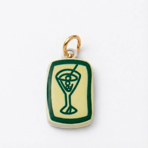 Macro détaillée d'un pendentif en émail rectangulaire plaqué or avec motif verre à martini