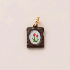 Detalle de colgante de tulipán estilo chocolate con aro dorado y bordes ondulados