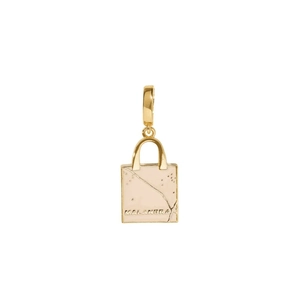 Dettaglio del ciondolo a borsa placcato oro 18K con smalto beige e logo del marchio inciso