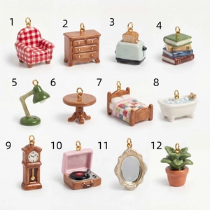 Lot de 12 breloques miniatures de meubles plaquées or 18k avec détails en émail