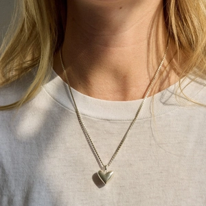 Detailansicht der silbernen Herz-Halskette mit Box-Kette, getragen für einen Look