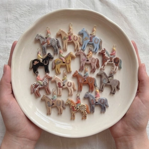 Ciondoli cavaliere in miniatura placcati oro 18K con motivi Western colorati