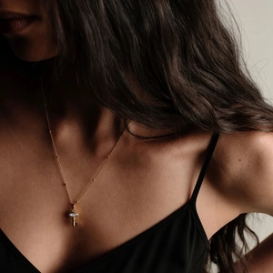 Élégant collier en or 18 carats avec pendentif clé et pierre précieuse sur modèle