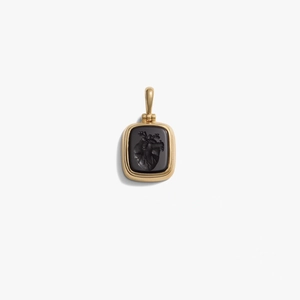 Détail du pendentif vintage en or 18 carats avec relief de cœur et résine noire élégante