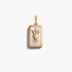 Détail du pendentif en or 18K avec incrustation de nacre rose et relief cœur à trois épées
