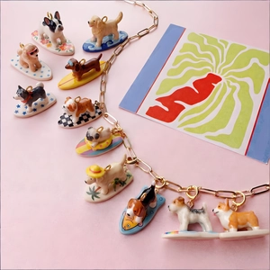 Collana placcata oro 18K con ciondoli a forma di cani da surf e motivi marini