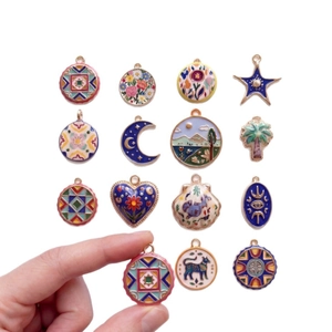 Collezione di 15 ciondoli smaltati vintage placcati oro 18K con stelle, lune e conchiglie