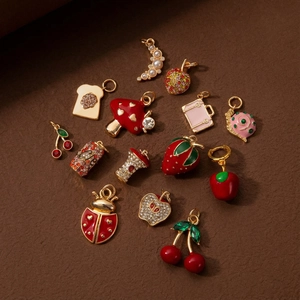 Colección de colgantes de esmalte dorado con frutas e insectos, cereza, fresa y mariquita