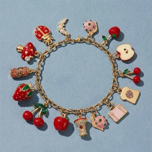 Pulsera de dijes dorada con colgantes de esmalte de fresa, hongo y mariquita de colores