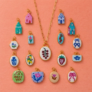 Kleurrijke emaille bloem en huis hanger set aan een gouden ketting voor DIY sieraden