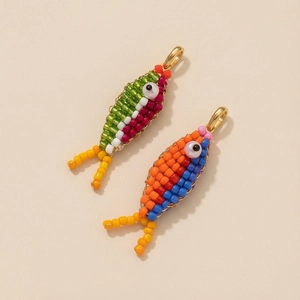 Bunte handgefertigte Fisch-Perlenanhänger mit goldenen Ringen für DIY Boho-Accessoires