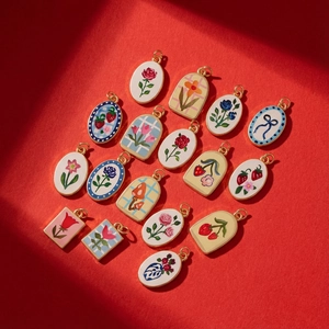 Set de 16 colgantes de flores esmaltadas de colores con baño de oro para joyería artesanal