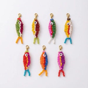 7er-Set bunte handgefertigte Fisch-Anhänger mit goldenen Karabinern und Evil Eye-Detail