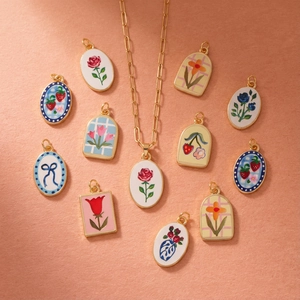 Colgantes cuadrados de esmalte dorado y collar de cadena con motivos florales
