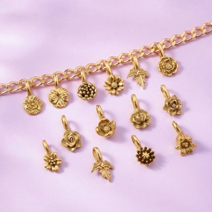 Pendentifs fleurs plaqués or 18 carats avec motifs de feuilles sur une chaîne mate