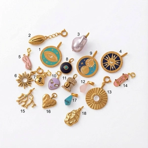 Set mit achtzehn 18K vergoldeten Edelstahl-Anhängern mit Perlen und Emaille-Details