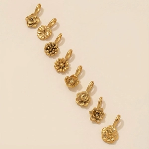 Détail de 8 pendentifs fleurs dorés à l'or 18K avec finition mate pour bijoux DIY