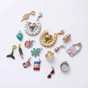Auswahl von 15 bunten DIY-Emaille-Anhängern für Armbänder mit Herz- und Blumendesigns
