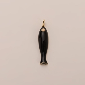 Colgante con forma de pez negro con detalles dorados y ojo de piedra de luna