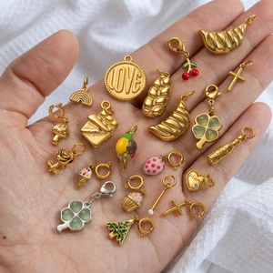 Sortierte 18k vergoldete Anhänger mit Emailleherzen und Blumen in der Handfläche