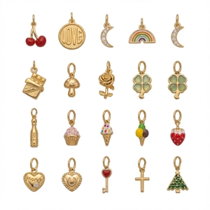 Detaillierte Sammlung von 18 Karat vergoldeten Anhängern mit Emaille-Herzen und Kleeblatt