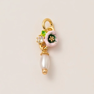 Eleganter 18K vergoldeter Blumenanhänger mit weißer Perle und rosa Emaille-Details