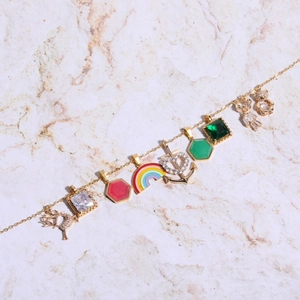 Detailopname van de vergulde ketting met diverse kristallen en tarot hangers